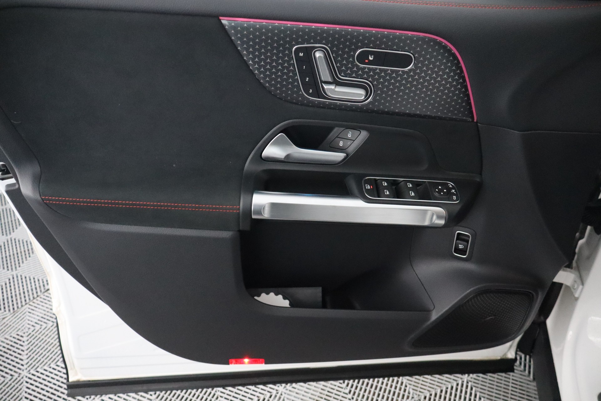 Mercedes-Benz EQB 2025