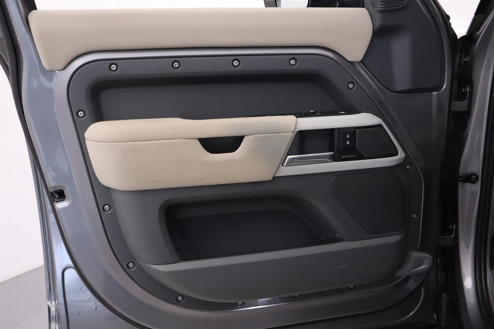 Land Rover Defender 2022