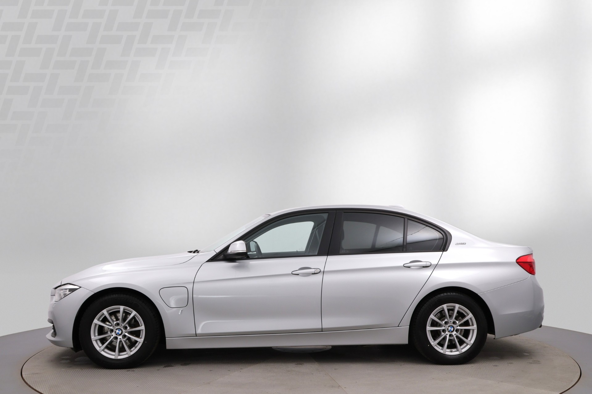 BMW 330 2018
