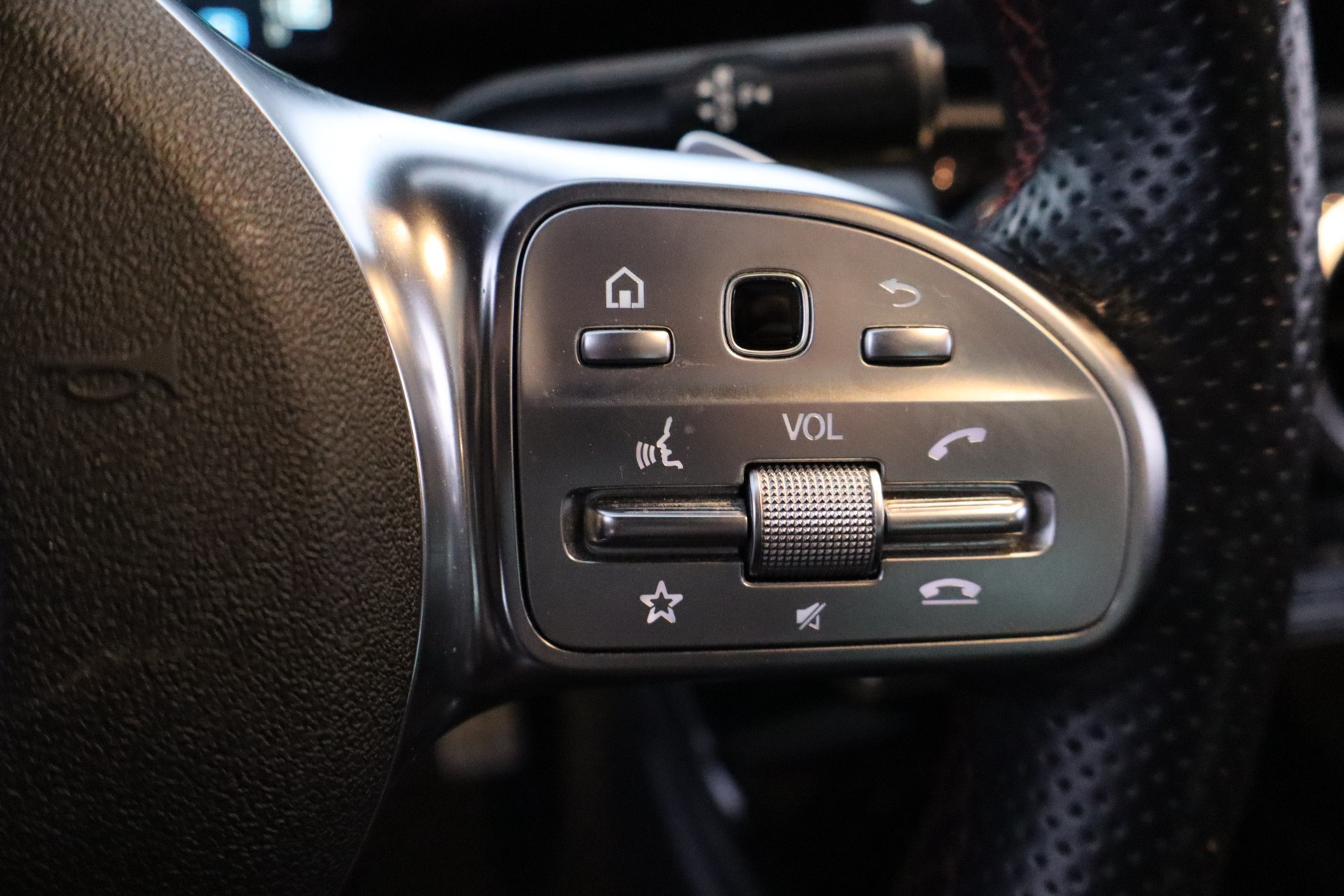 MERCEDES-BENZ A 2018