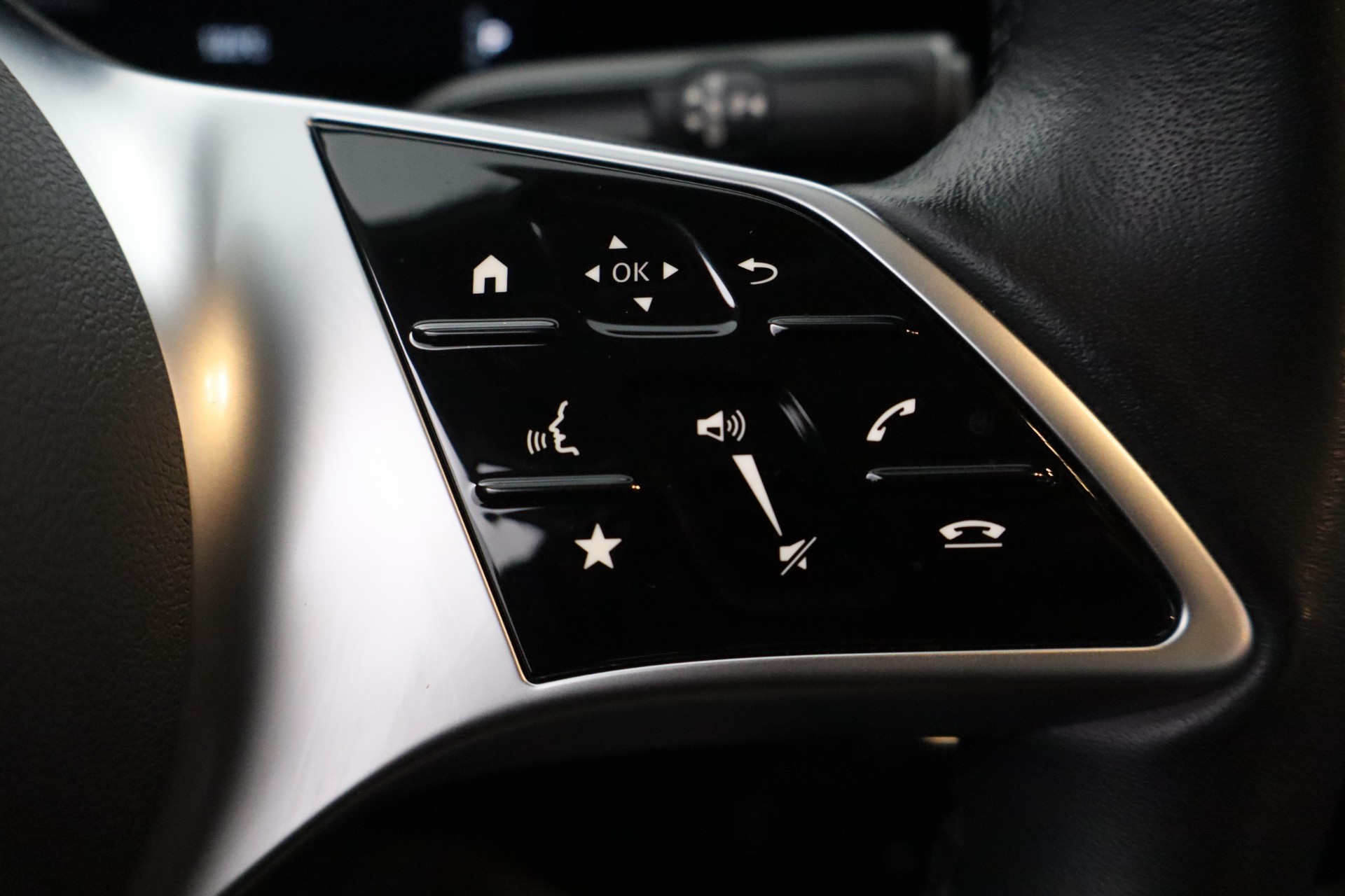 MERCEDES-BENZ A 2023