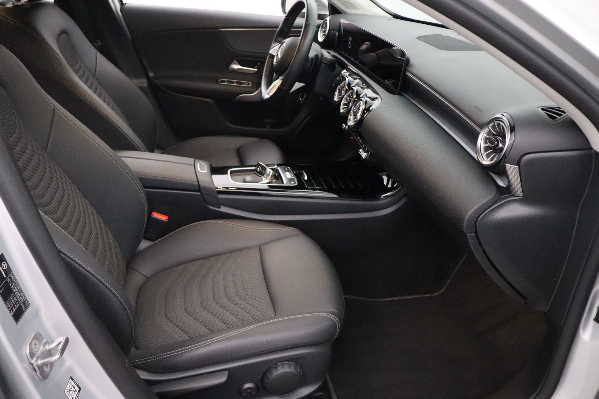 MERCEDES-BENZ A 2023