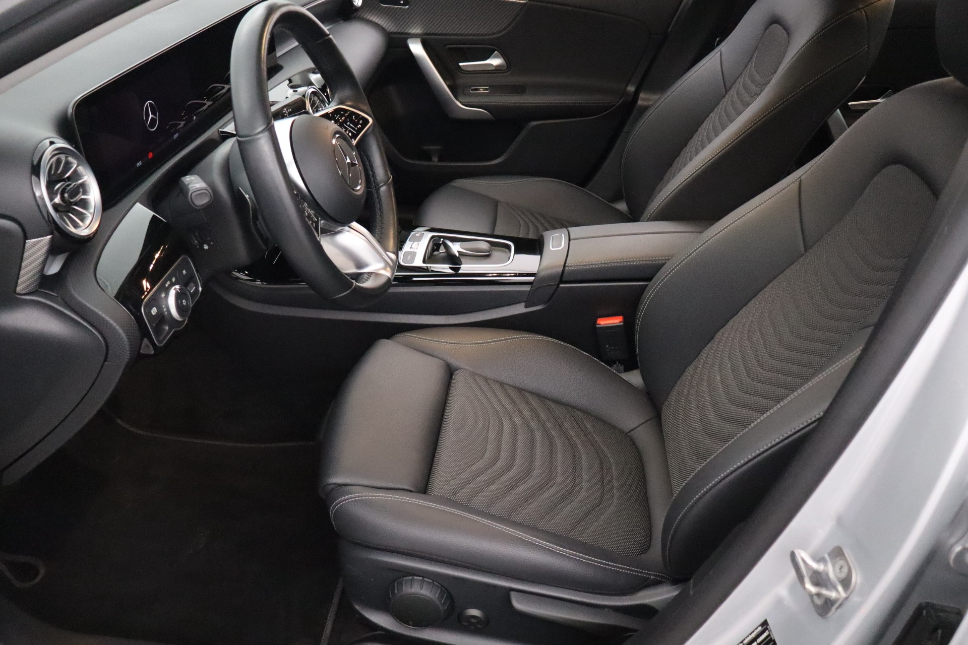 MERCEDES-BENZ A 2023