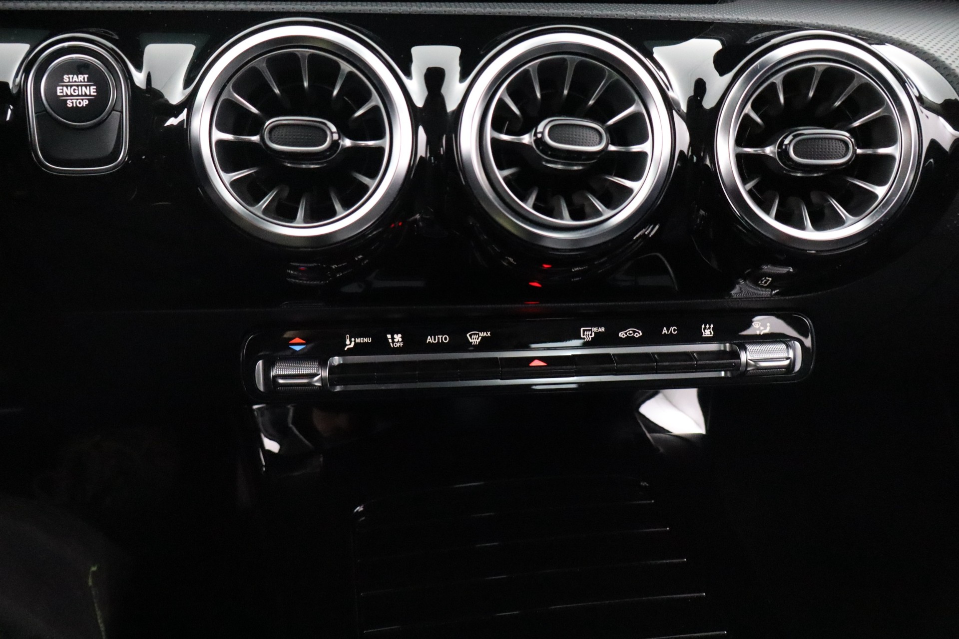 MERCEDES-BENZ A 2023