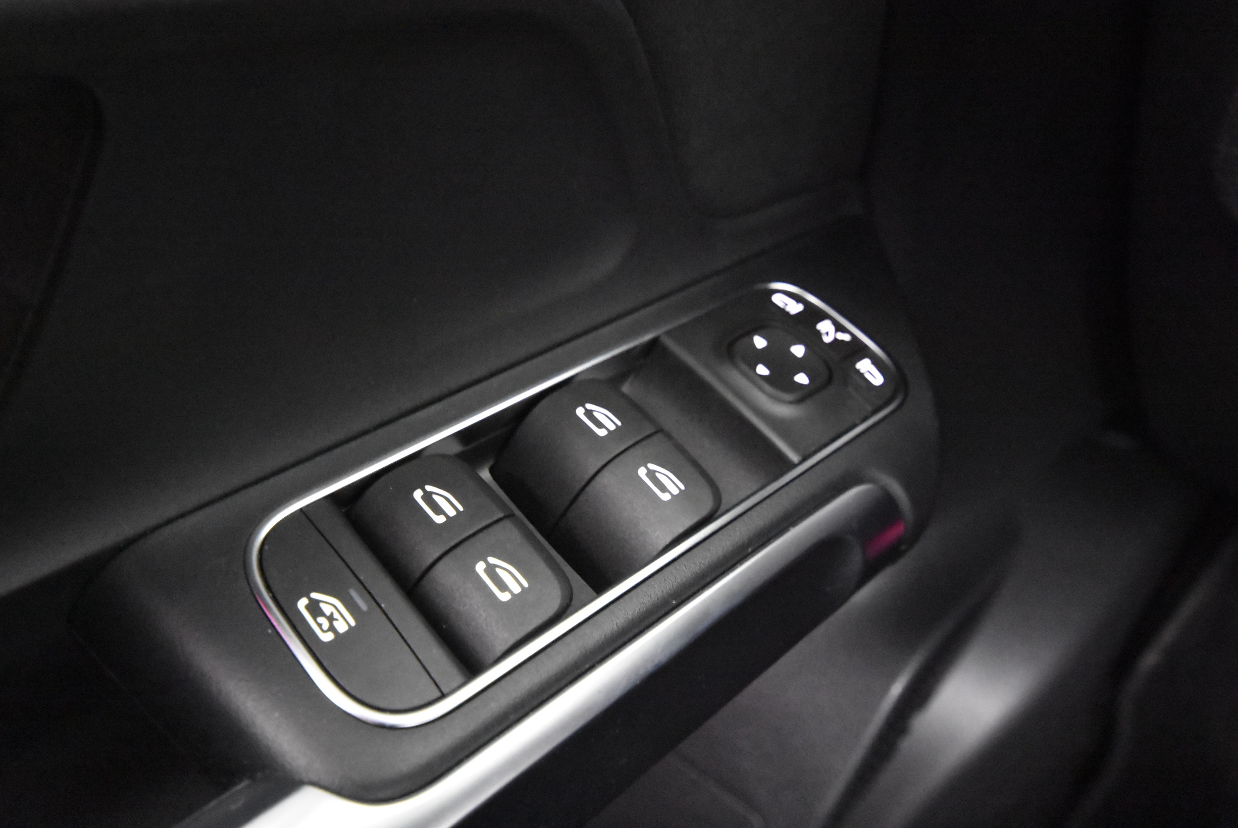 Mercedes-Benz EQB 2025
