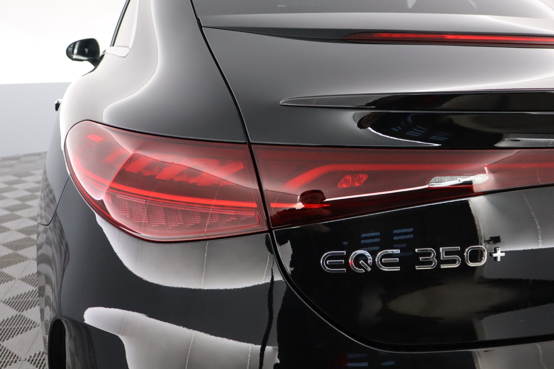 MERCEDES-BENZ EQE 2025