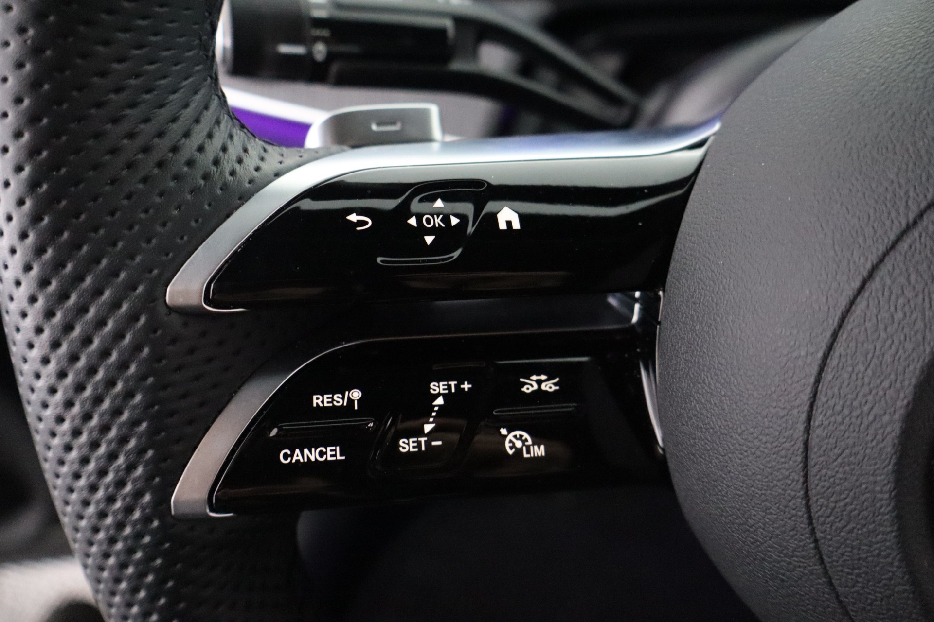 MERCEDES-BENZ EQE 2025