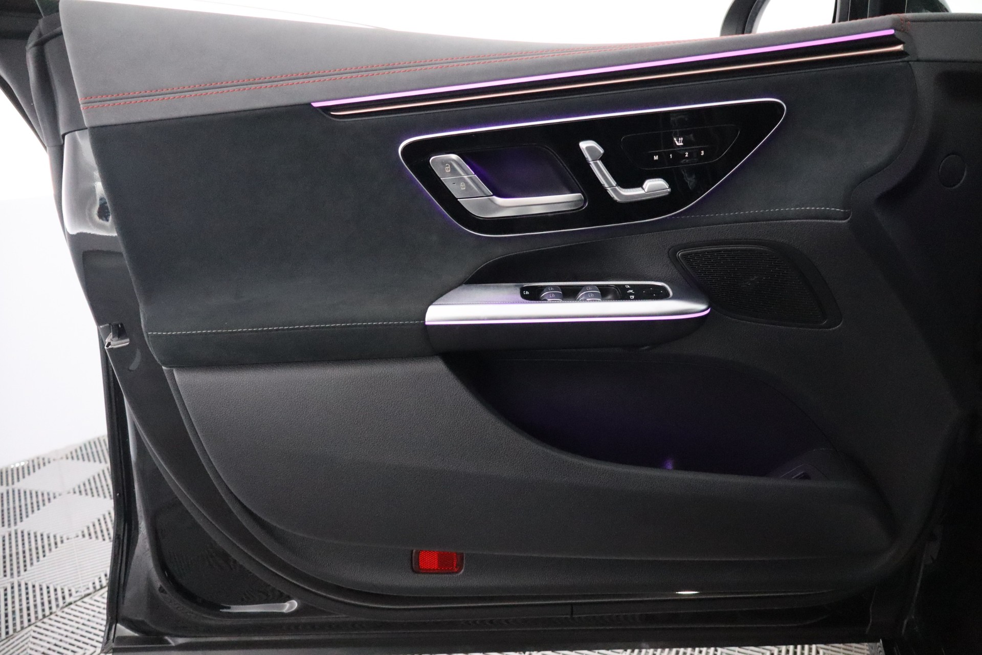 MERCEDES-BENZ EQE 2025