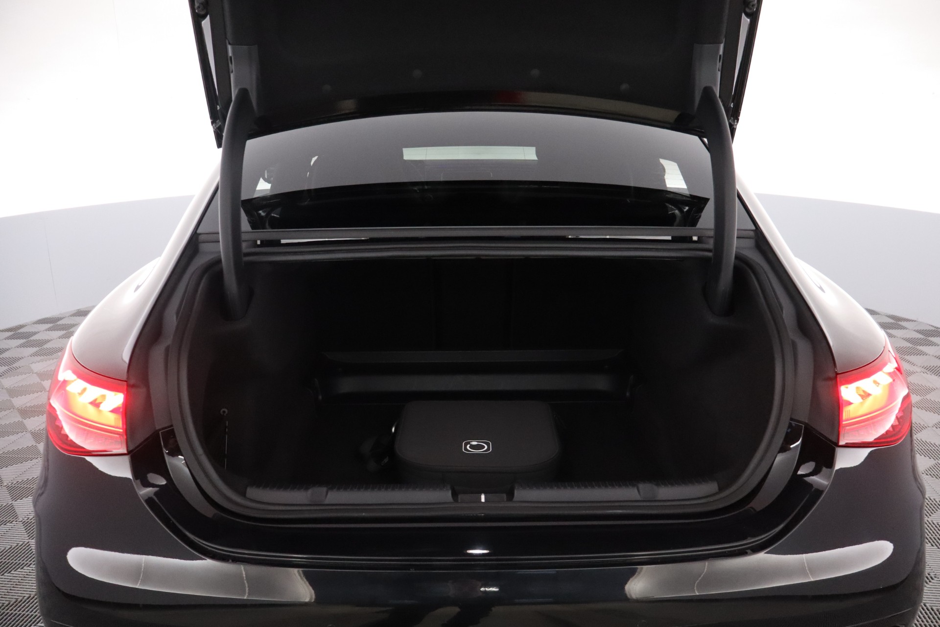 MERCEDES-BENZ EQE 2025