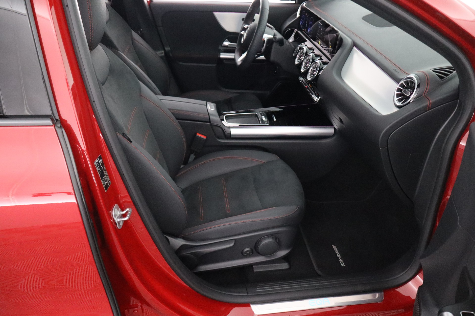 MERCEDES-BENZ EQA 2024