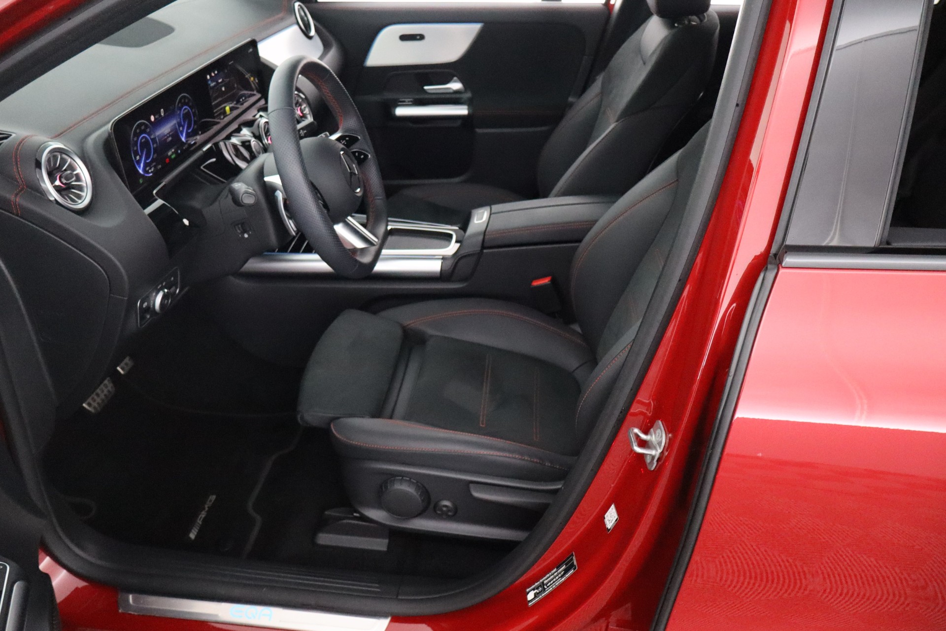 MERCEDES-BENZ EQA 2024