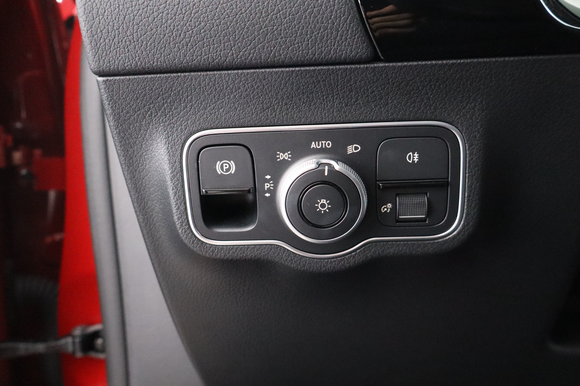 MERCEDES-BENZ EQA 2024