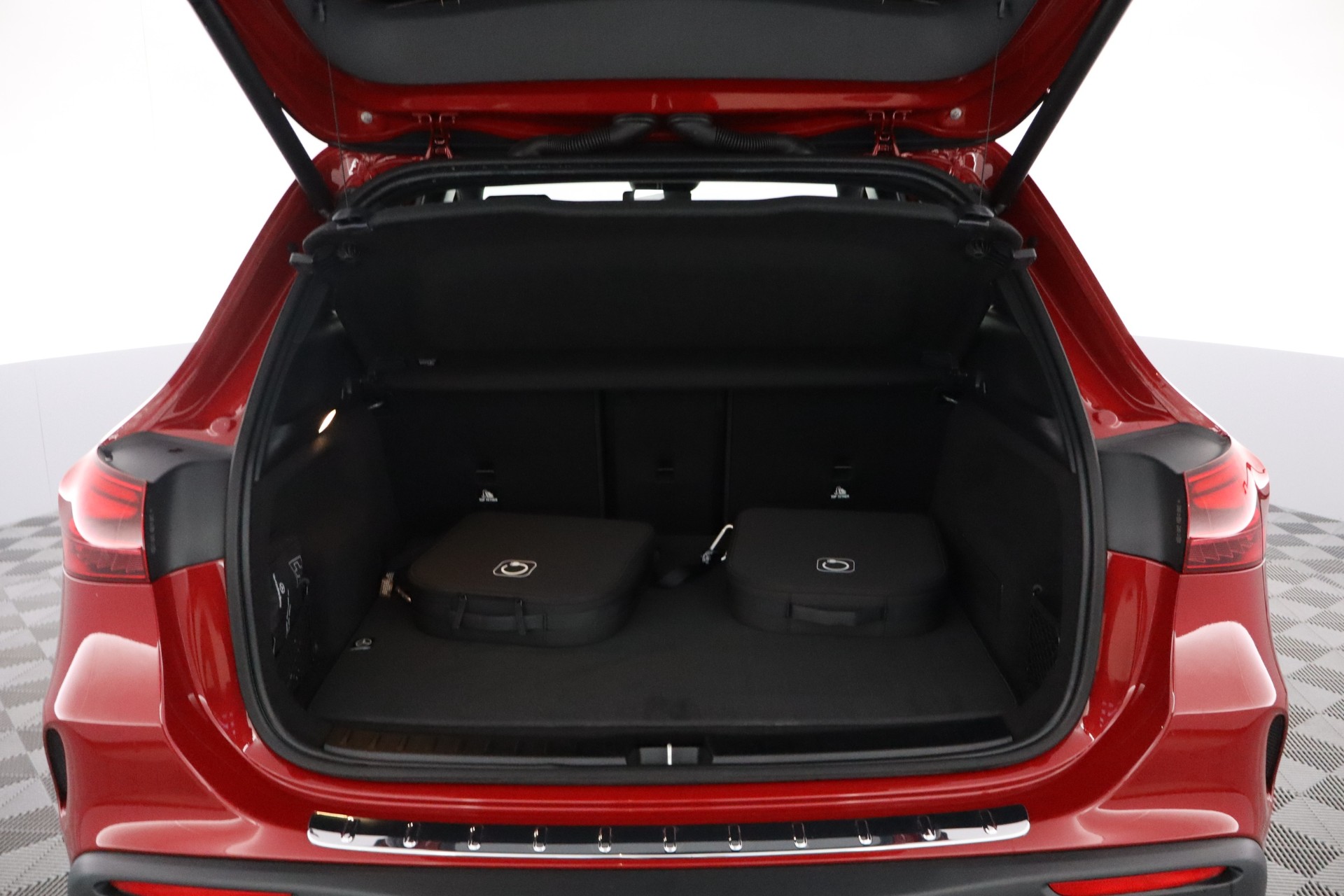 MERCEDES-BENZ EQA 2024