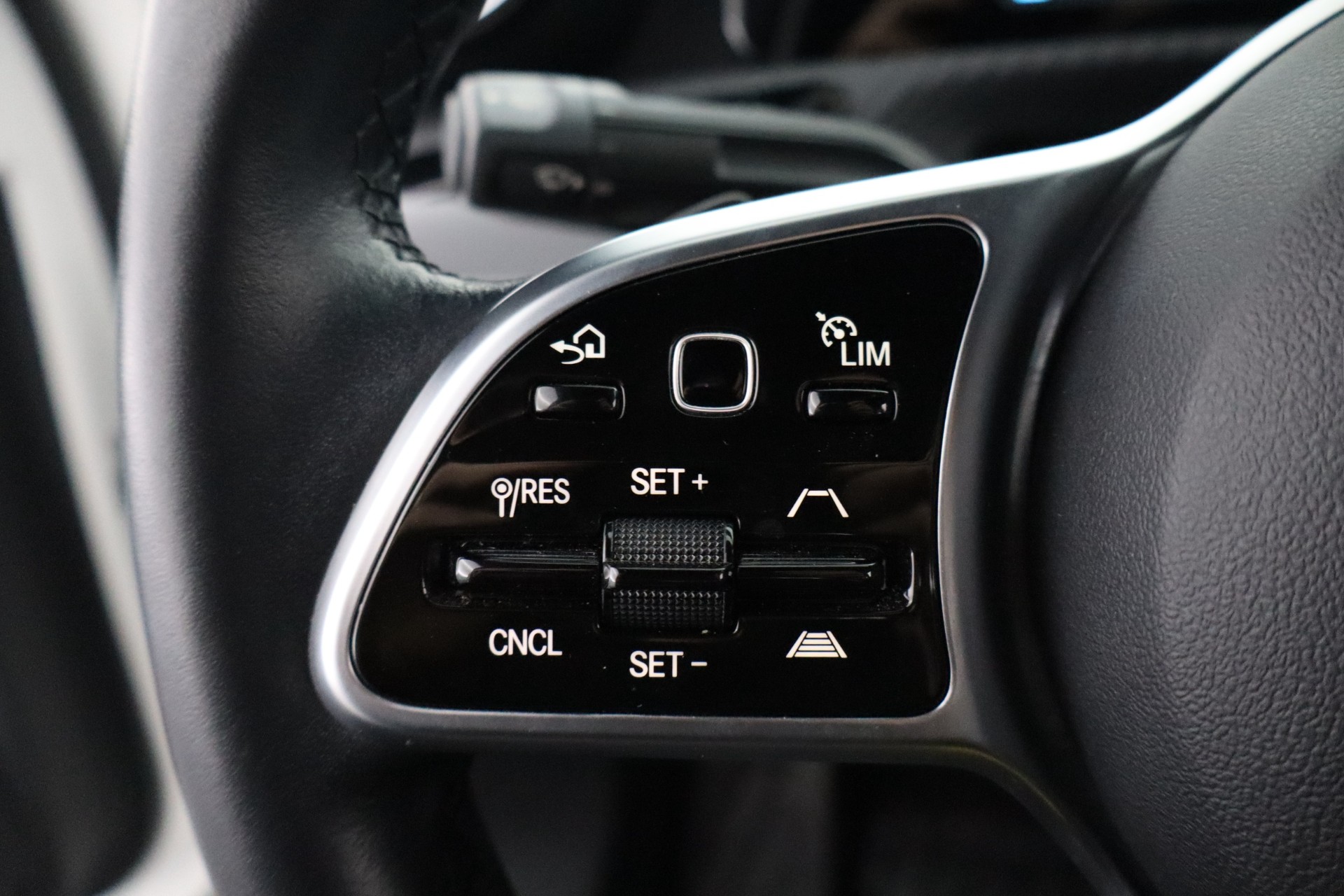 MERCEDES-BENZ A 2021