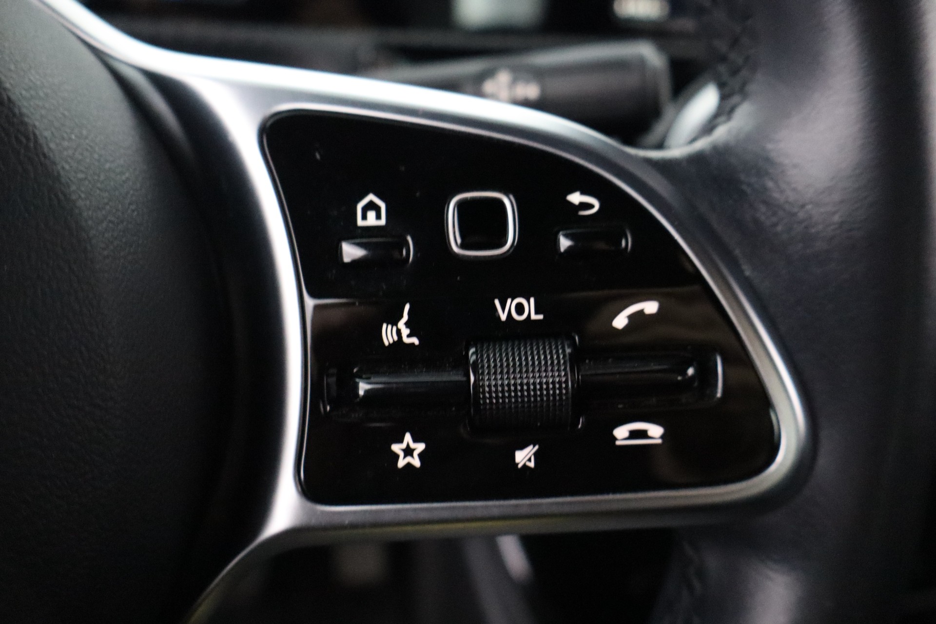 MERCEDES-BENZ A 2021