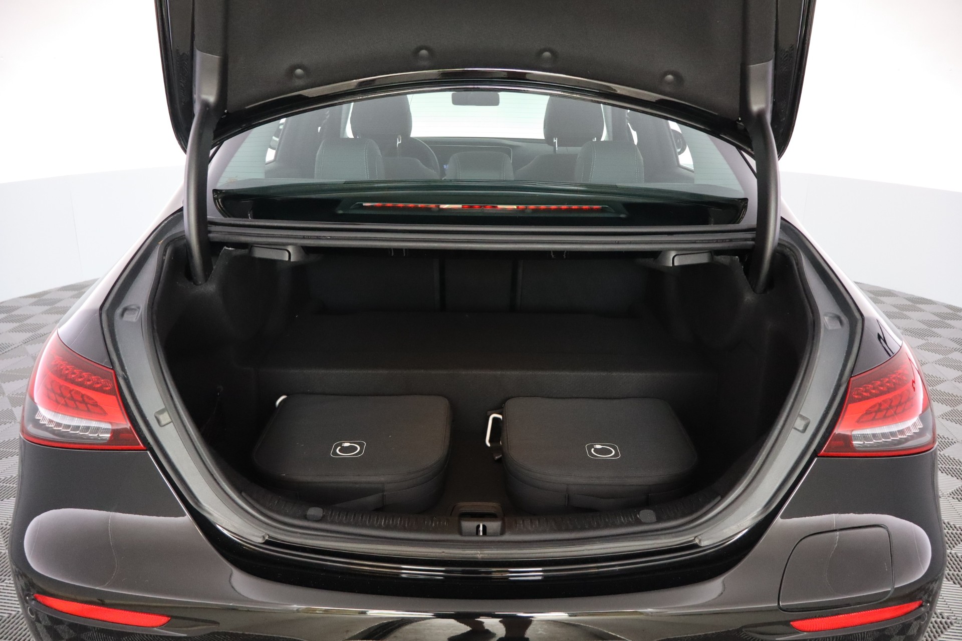 MERCEDES-BENZ E 2023