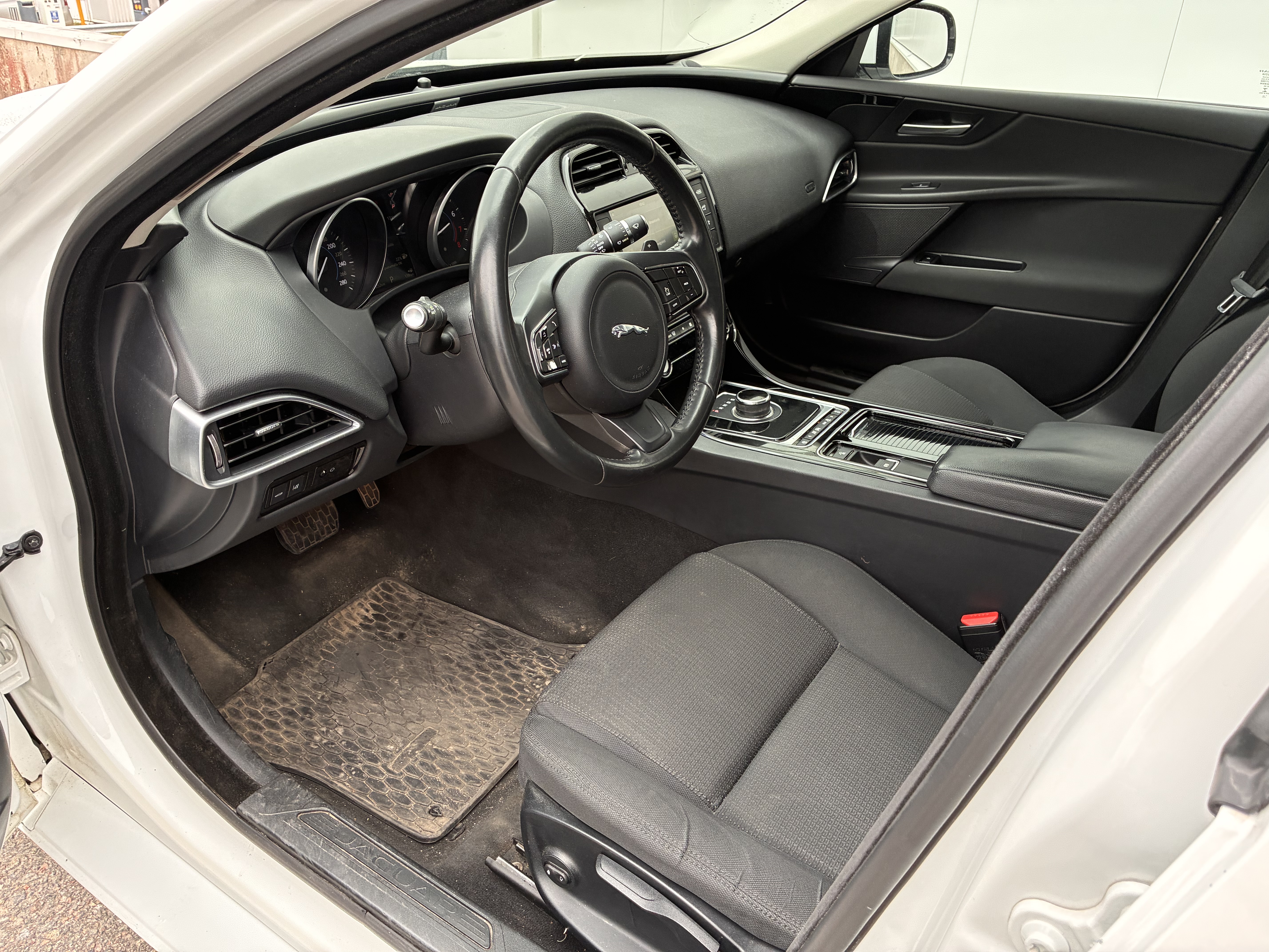 Jaguar XE 2018