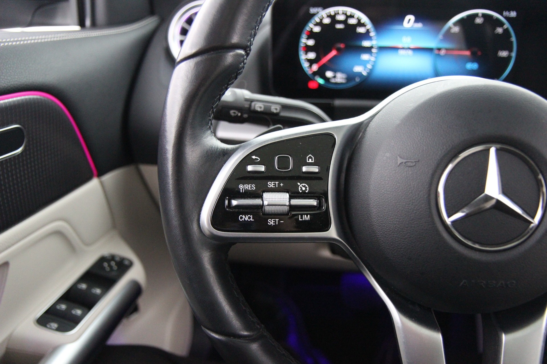 MERCEDES-BENZ EQA 2023
