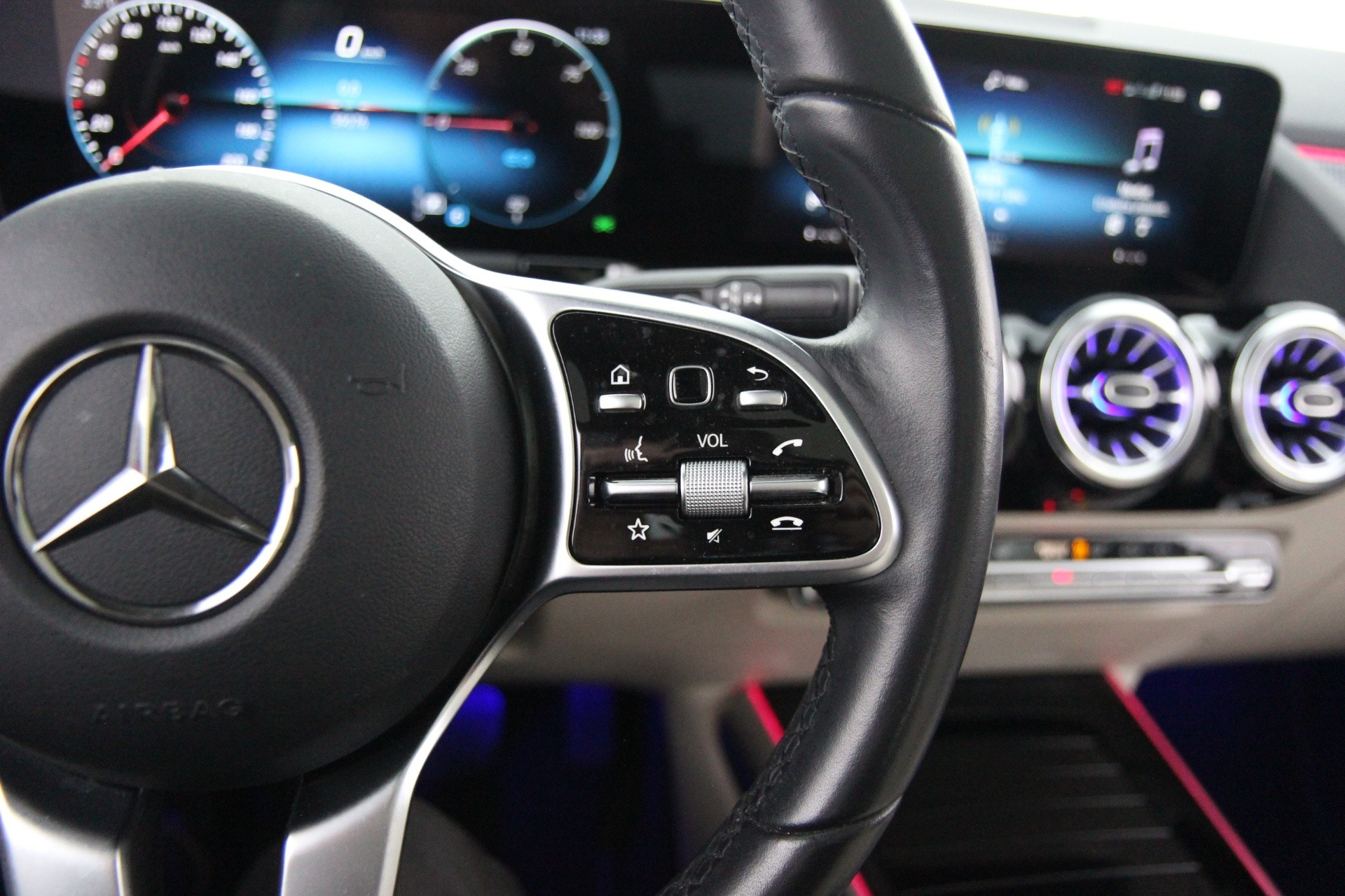MERCEDES-BENZ EQA 2023