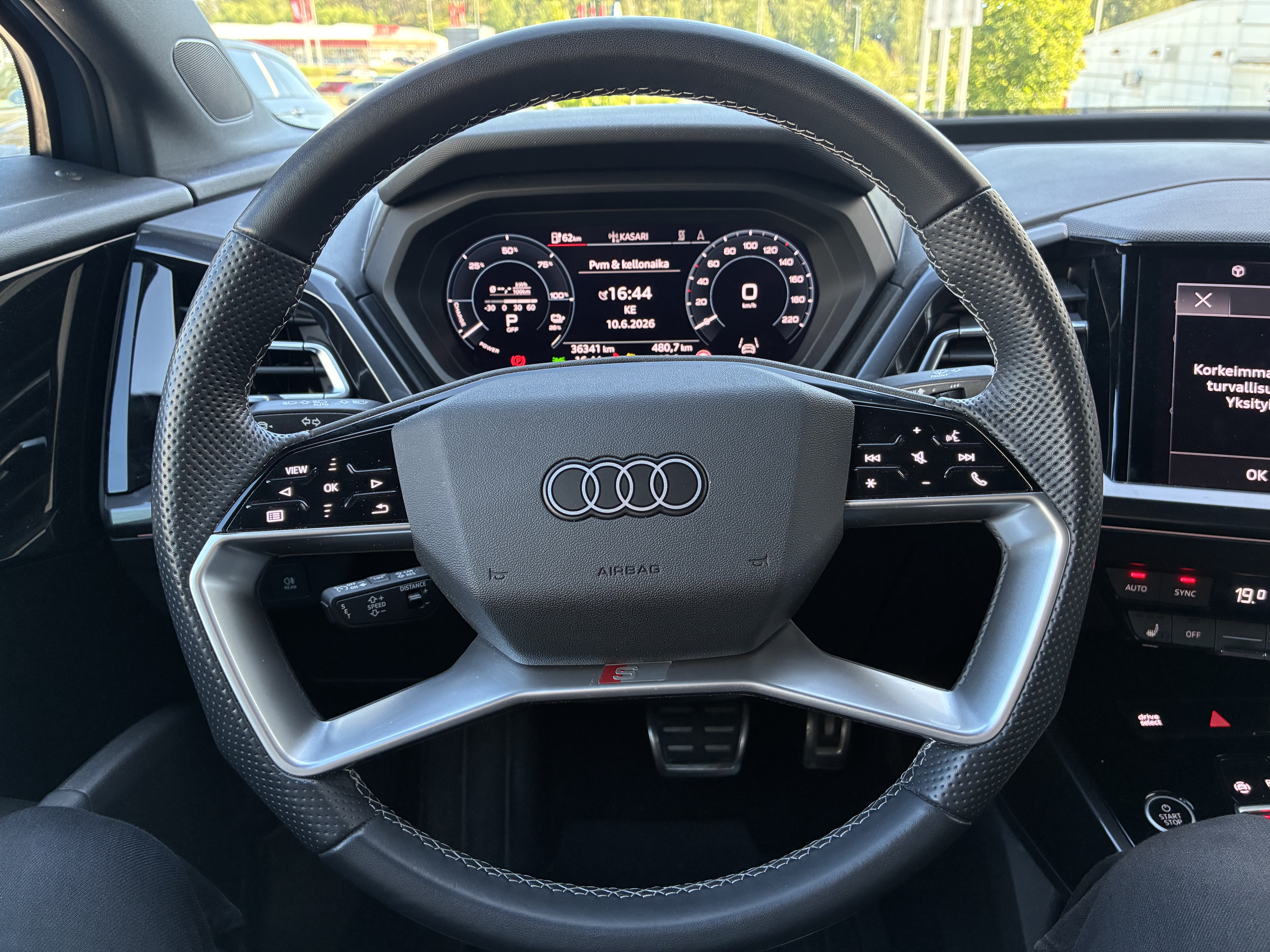 AUDI Q4 e-tron 2022