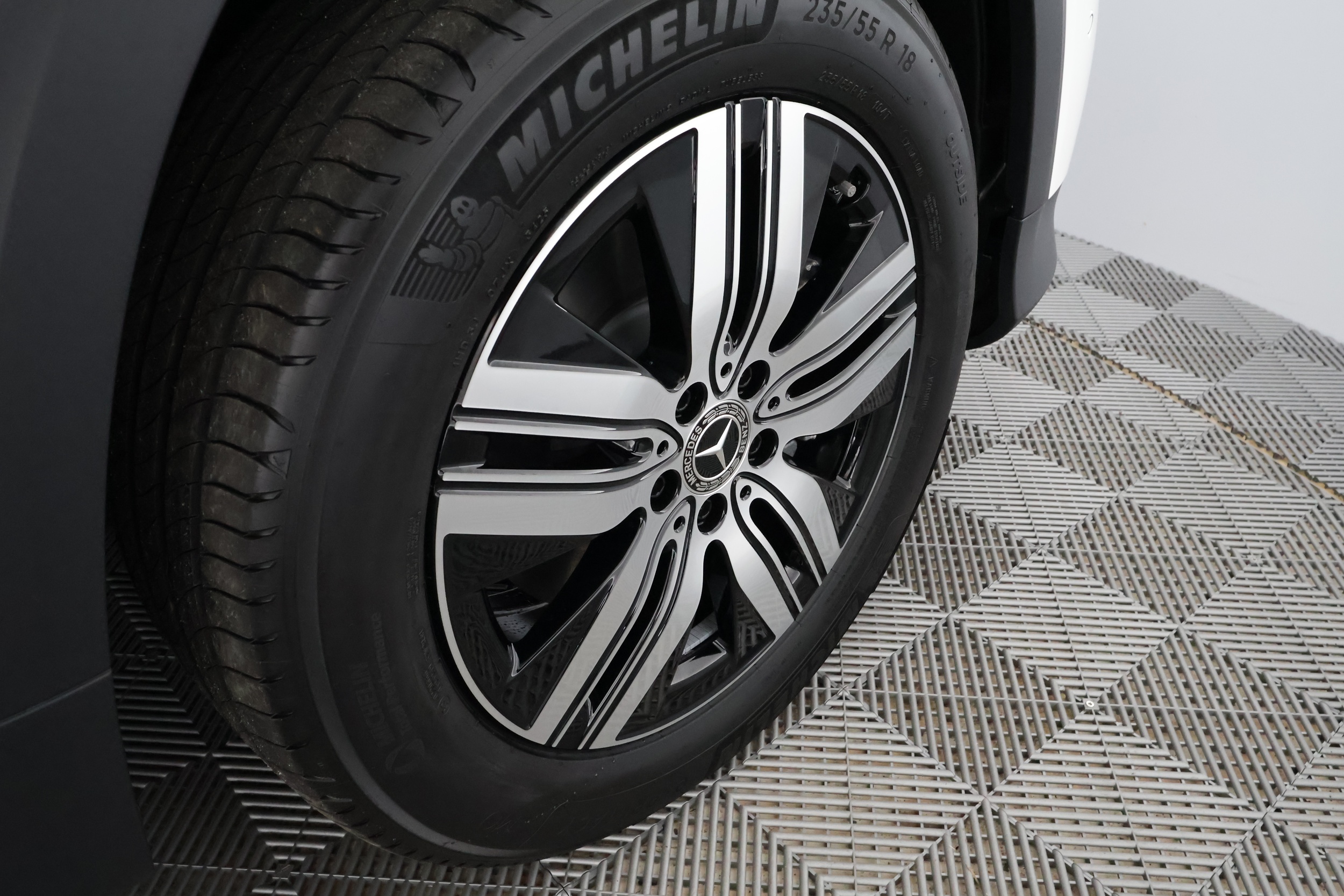 Mercedes-Benz EQB 2025