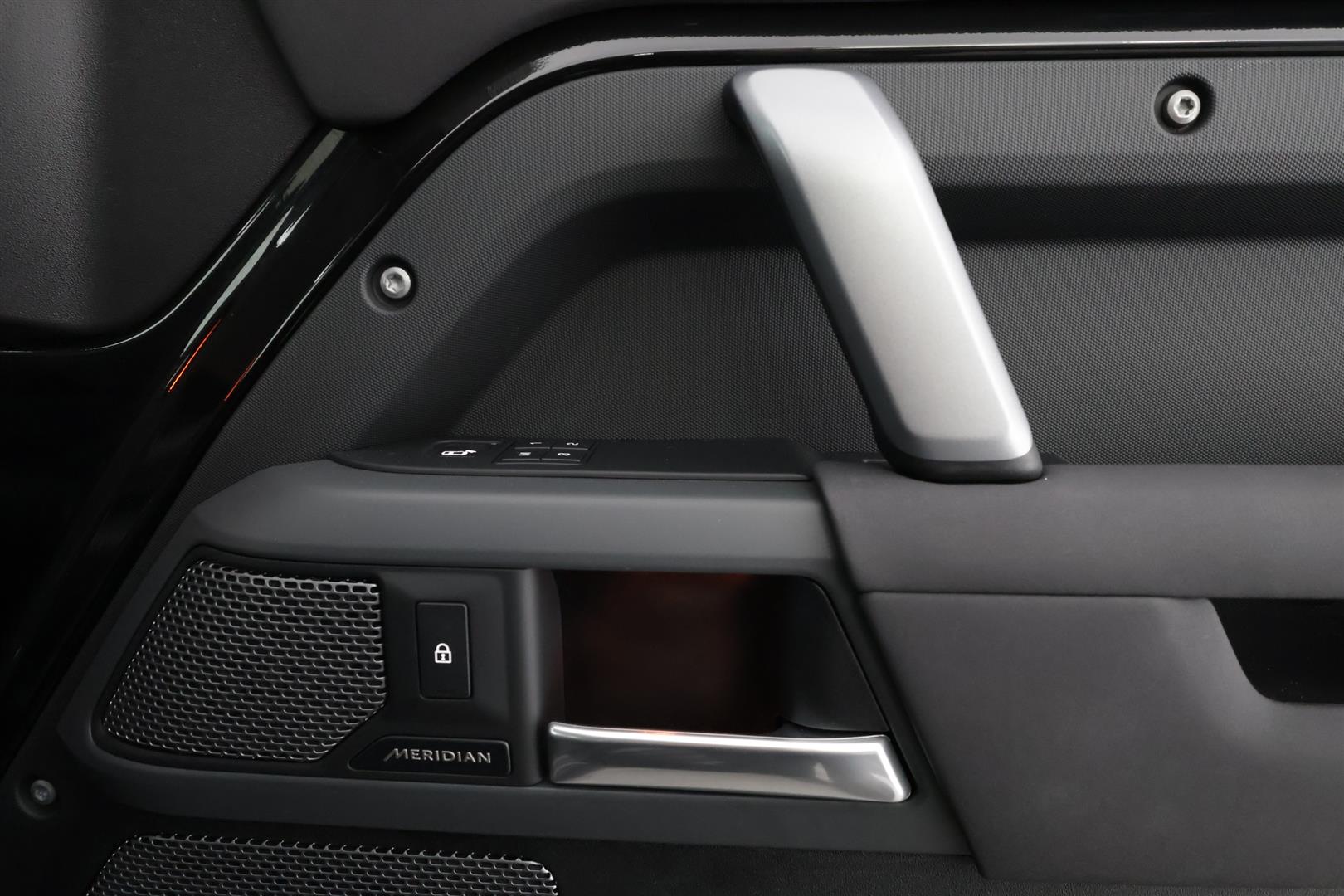Land Rover Defender 2022