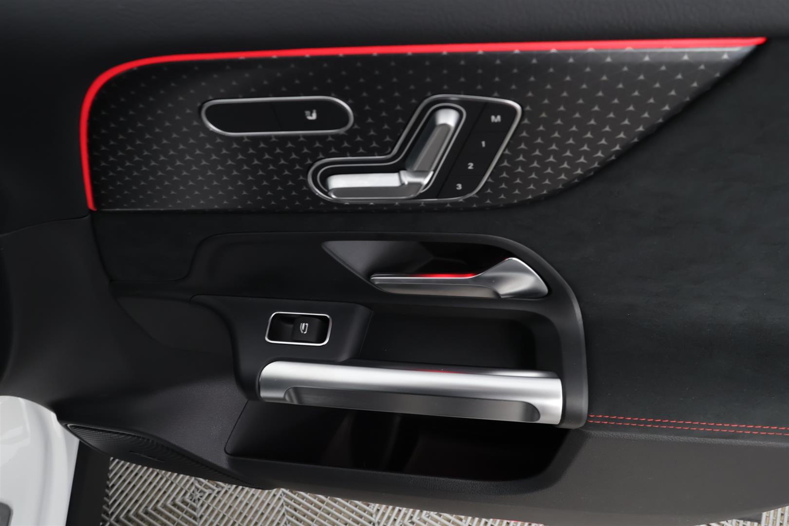 Mercedes-Benz EQB 2025