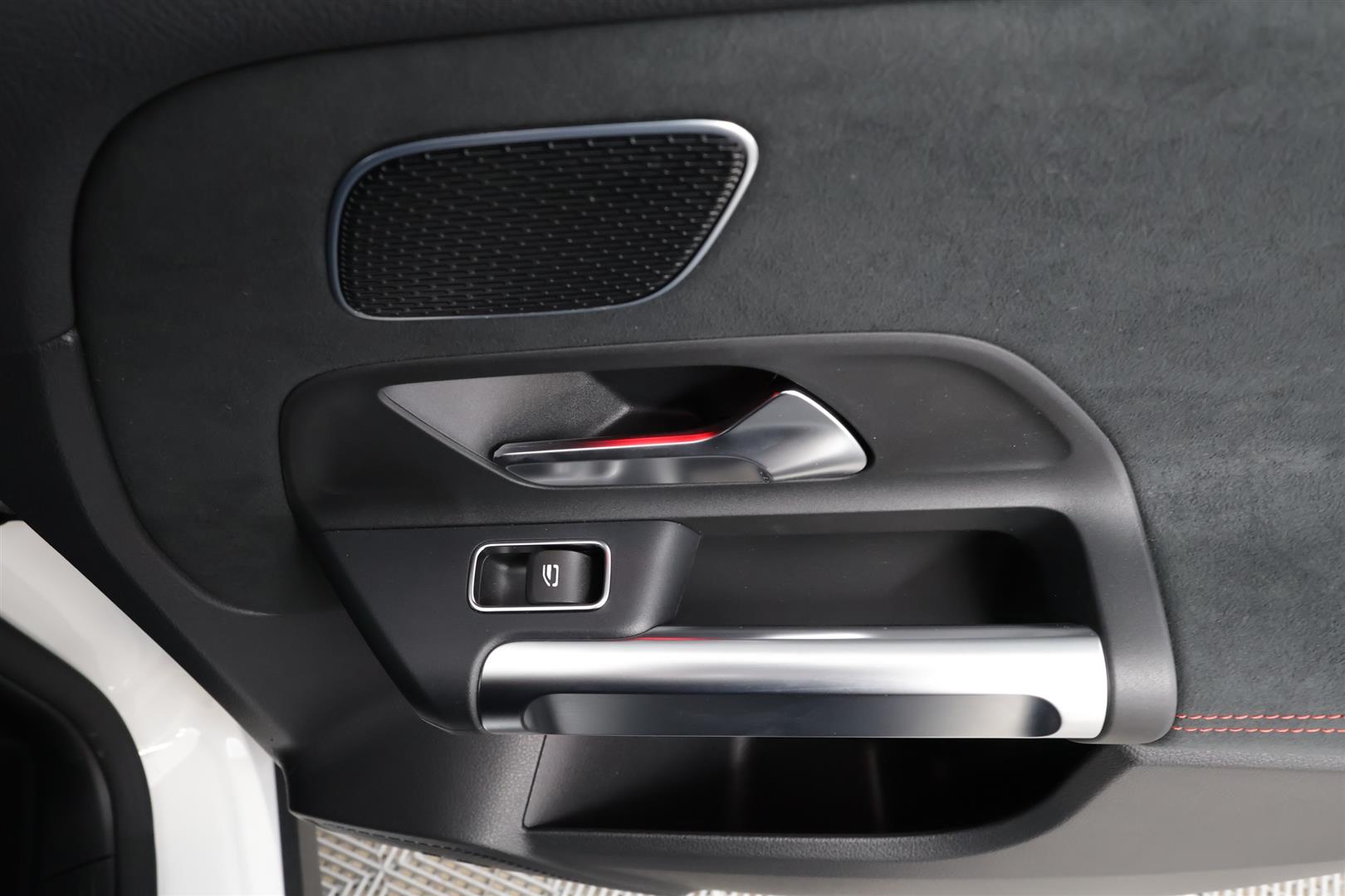 Mercedes-Benz EQB 2025