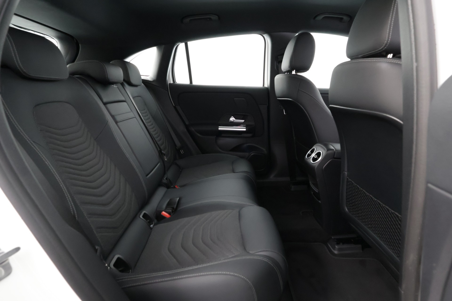 MERCEDES-BENZ EQA 2025