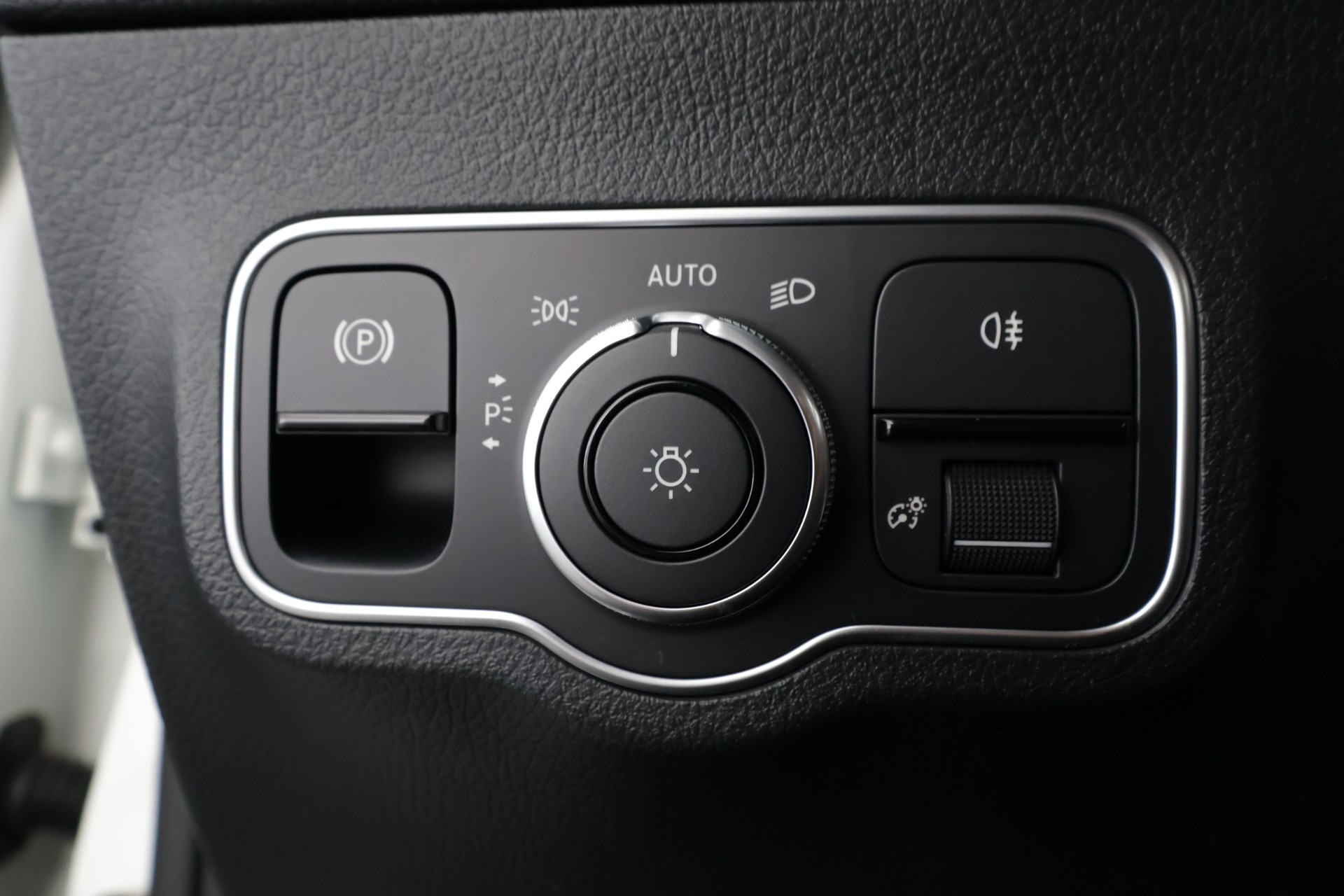 MERCEDES-BENZ EQA 2025