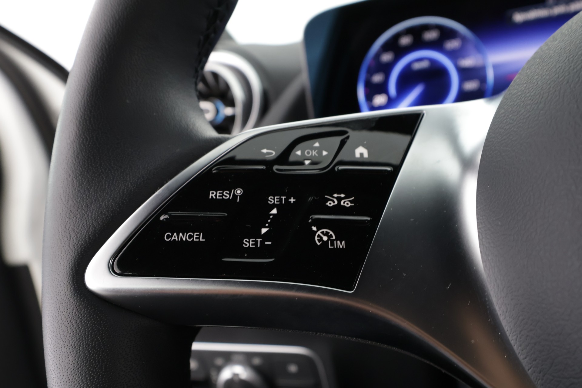 MERCEDES-BENZ EQA 2025