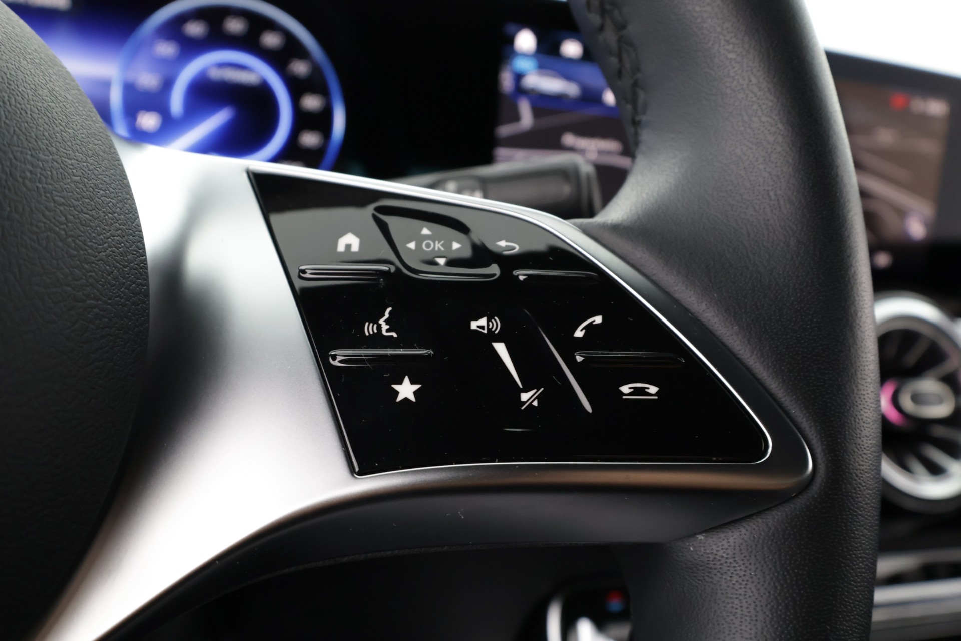 MERCEDES-BENZ EQA 2025