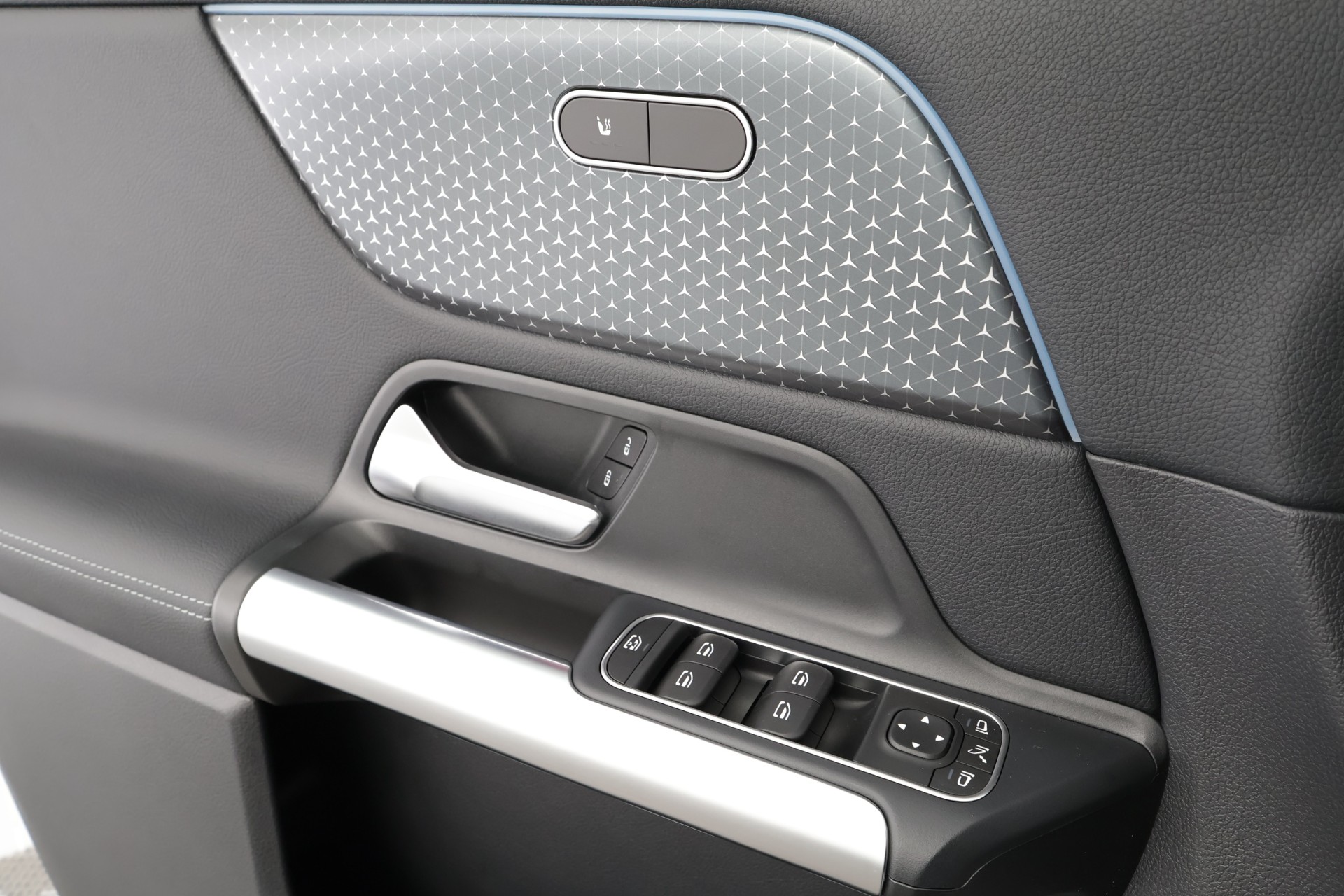 MERCEDES-BENZ EQA 2025