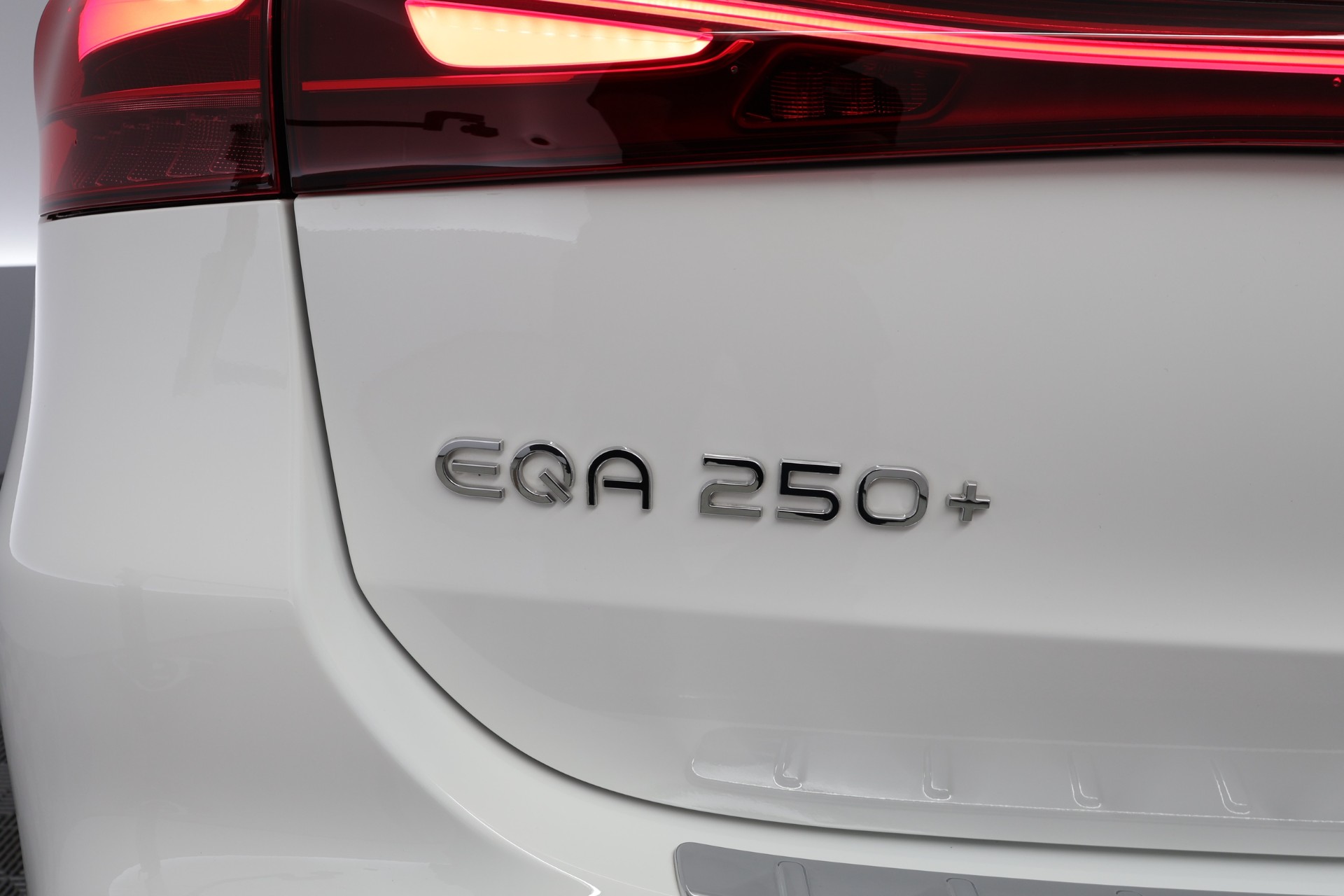 MERCEDES-BENZ EQA 2025