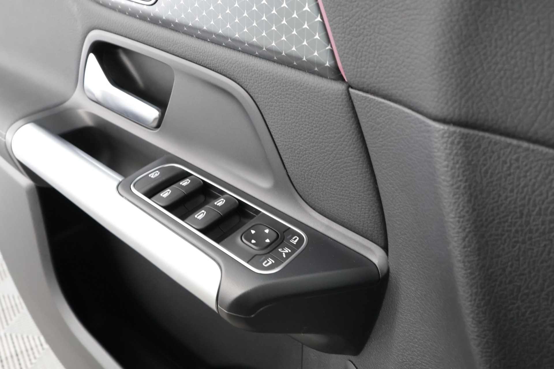 Mercedes-Benz EQA 2024