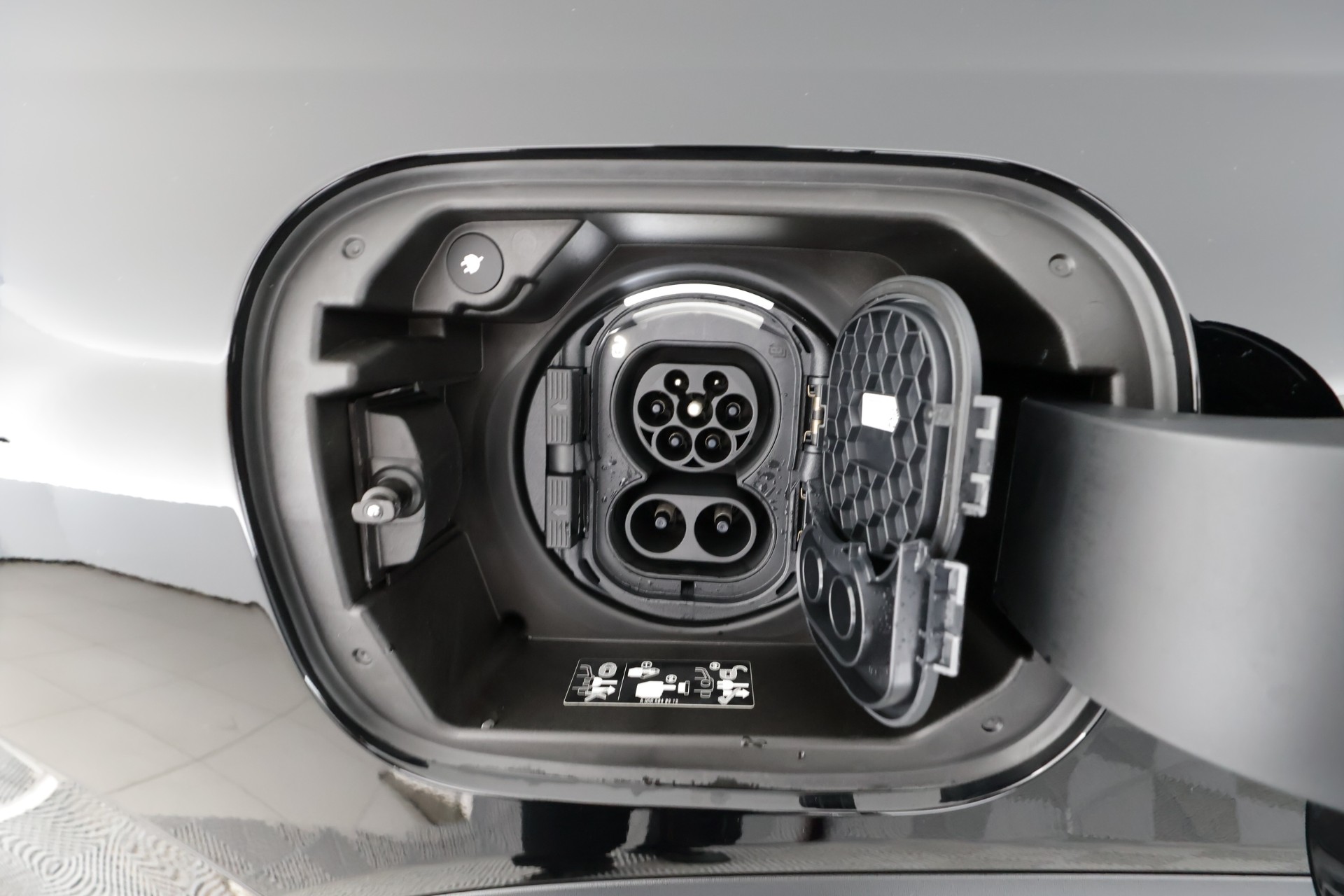 Mercedes-Benz EQB 2025