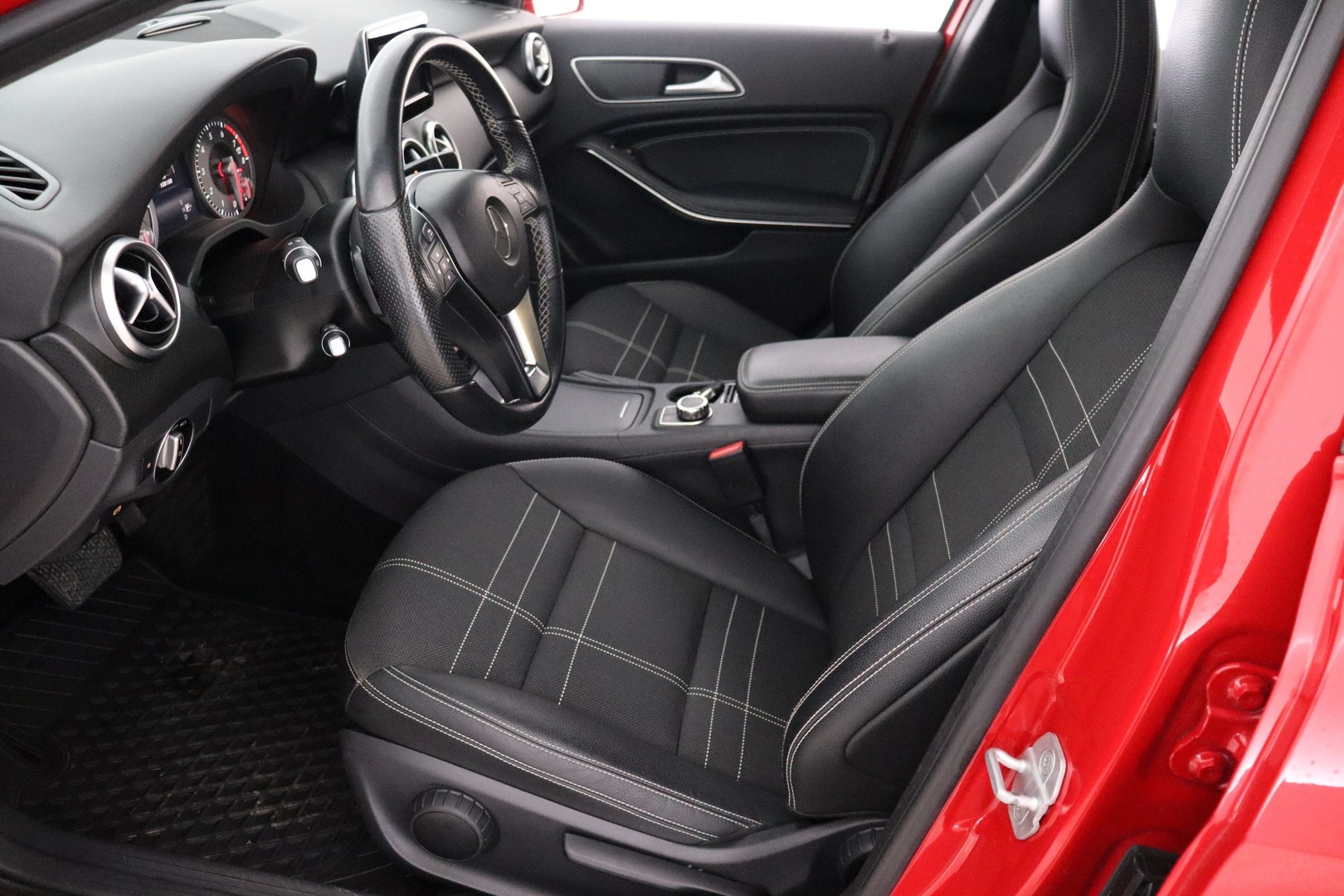 MERCEDES-BENZ A 2015