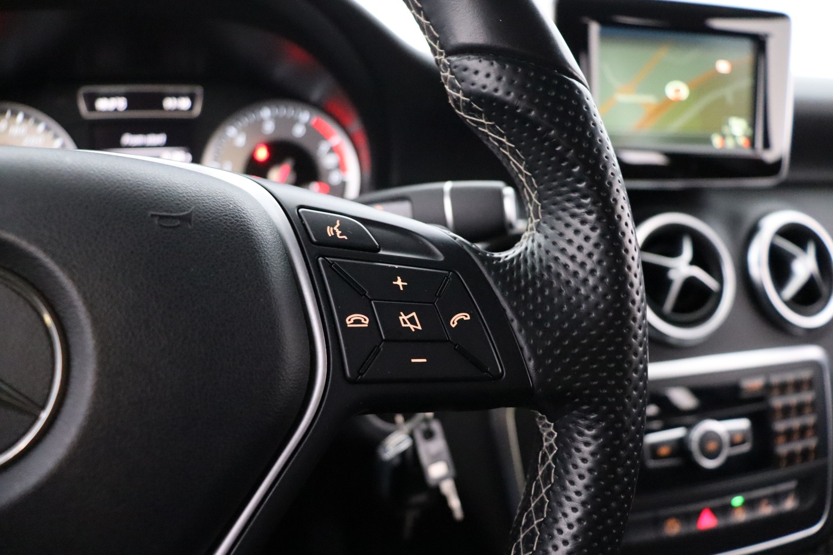 MERCEDES-BENZ A 2015