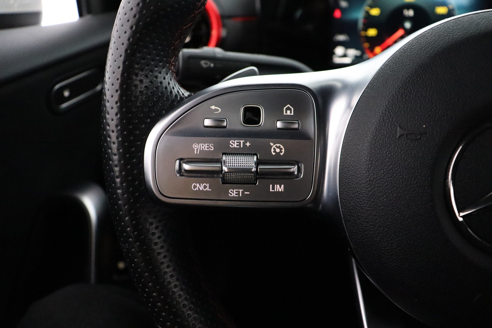 MERCEDES-BENZ A 2020