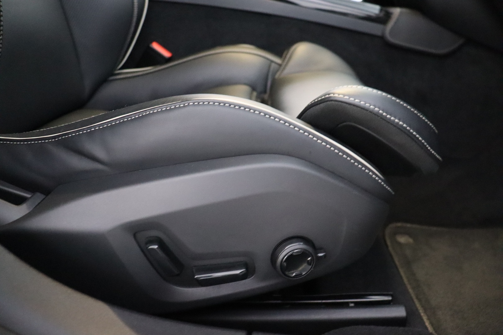 VOLVO S90 2023