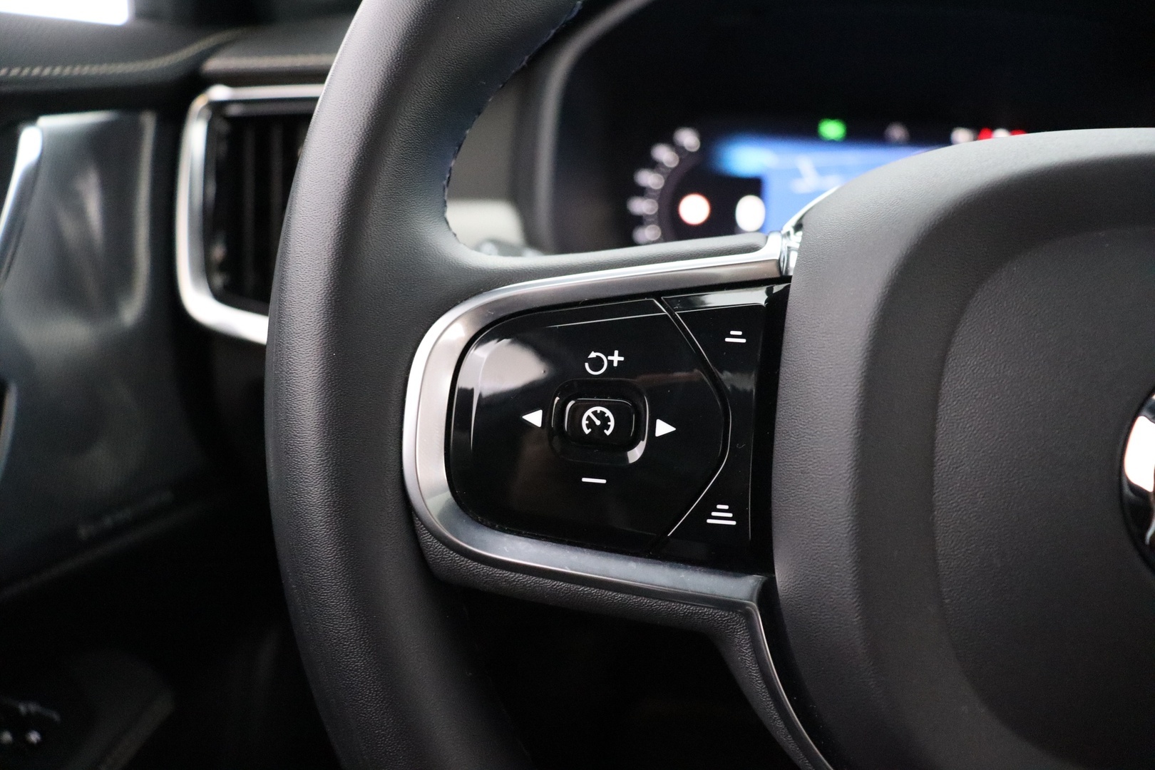 VOLVO S90 2023