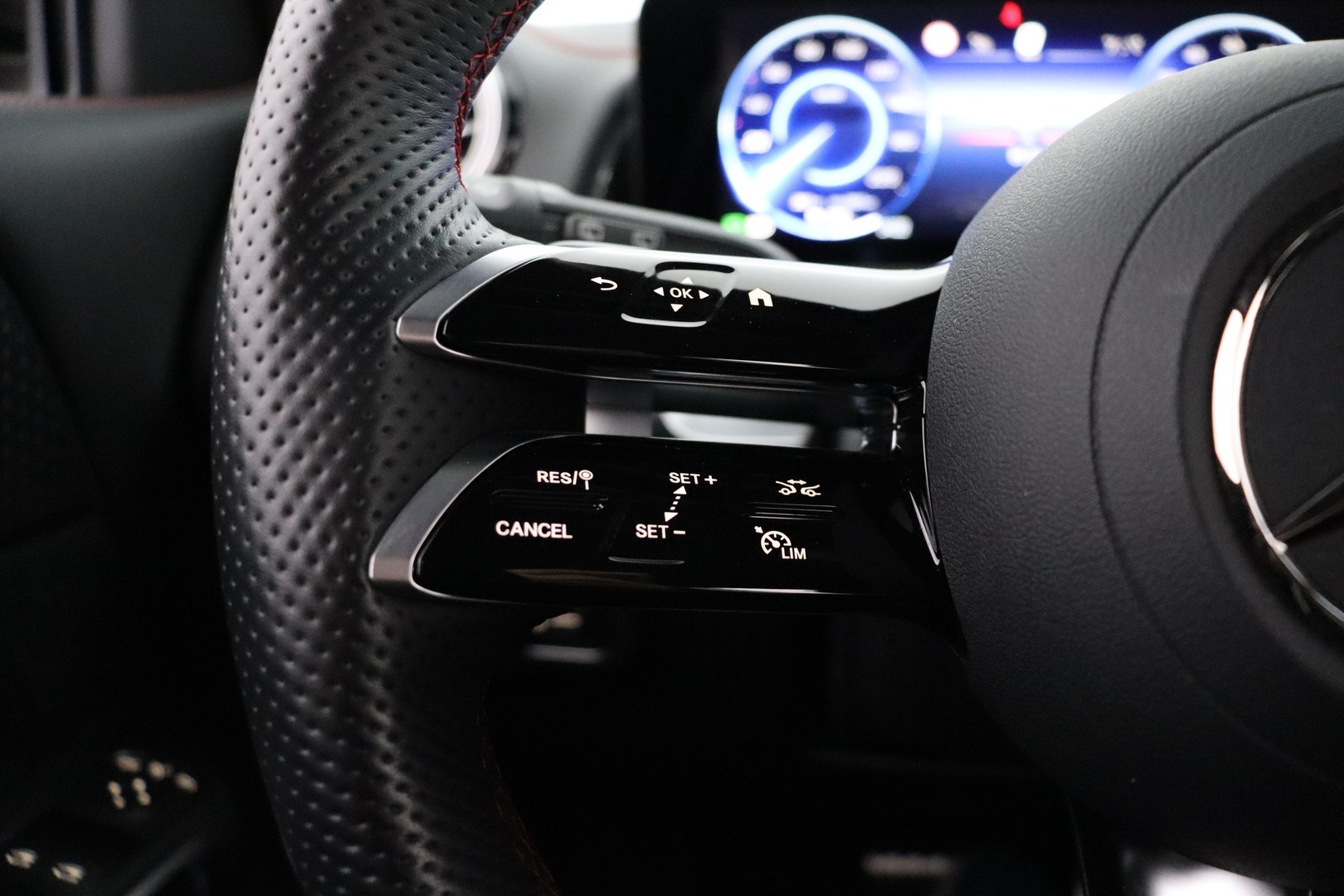 MERCEDES-BENZ EQB 2024