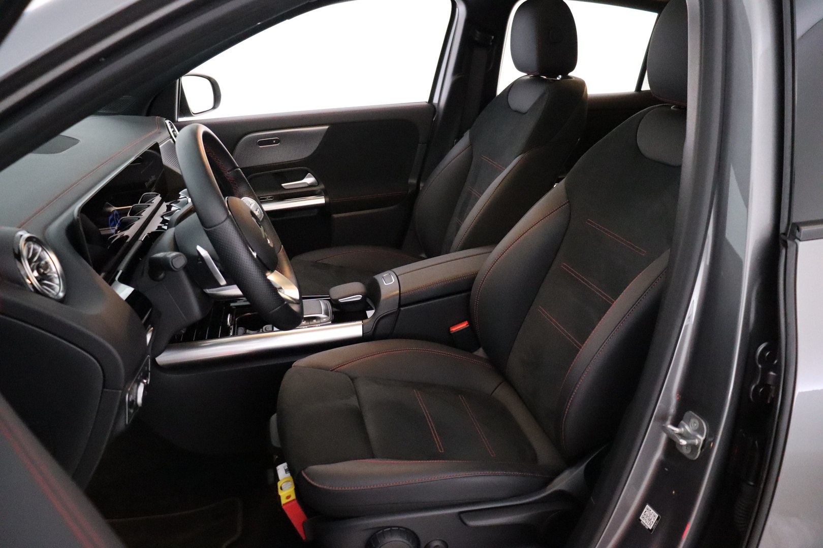 MERCEDES-BENZ EQA 2024