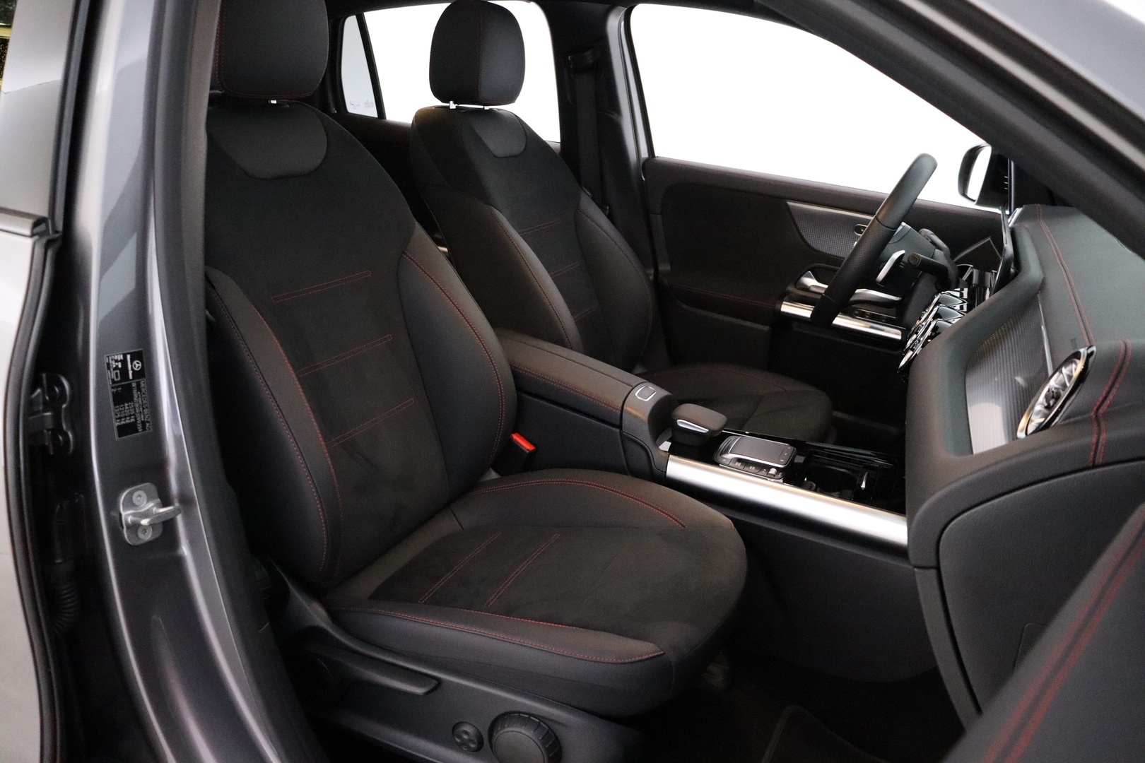 MERCEDES-BENZ EQA 2024