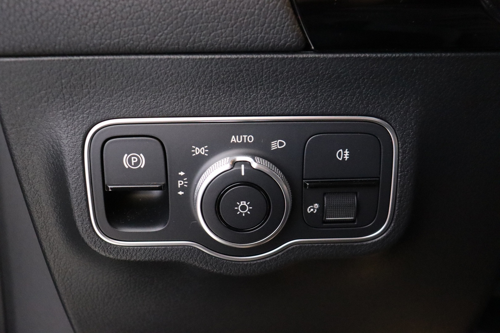 MERCEDES-BENZ EQA 2024