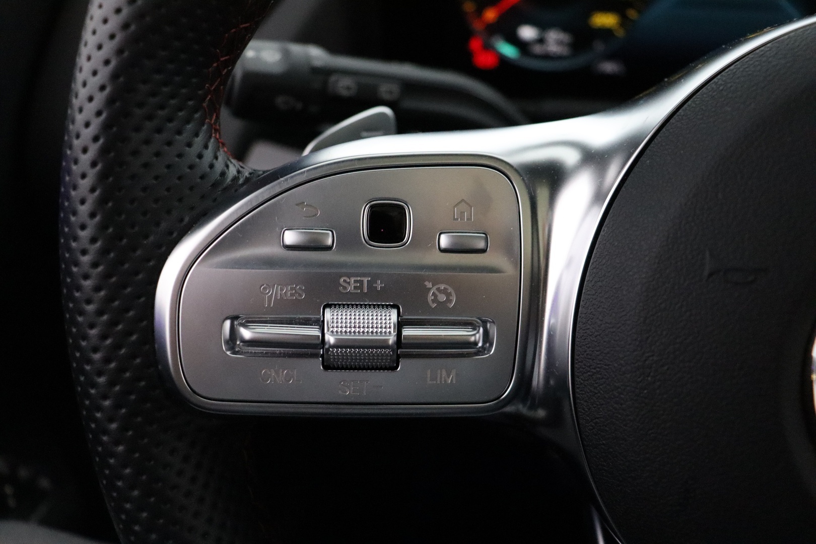 MERCEDES-BENZ EQA 2024