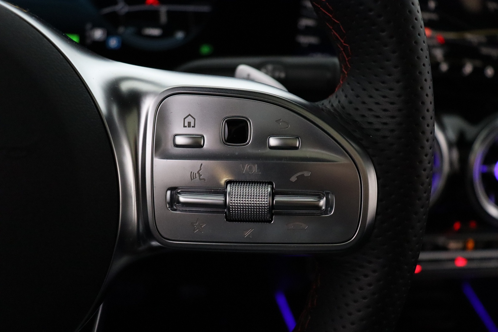 MERCEDES-BENZ EQA 2024