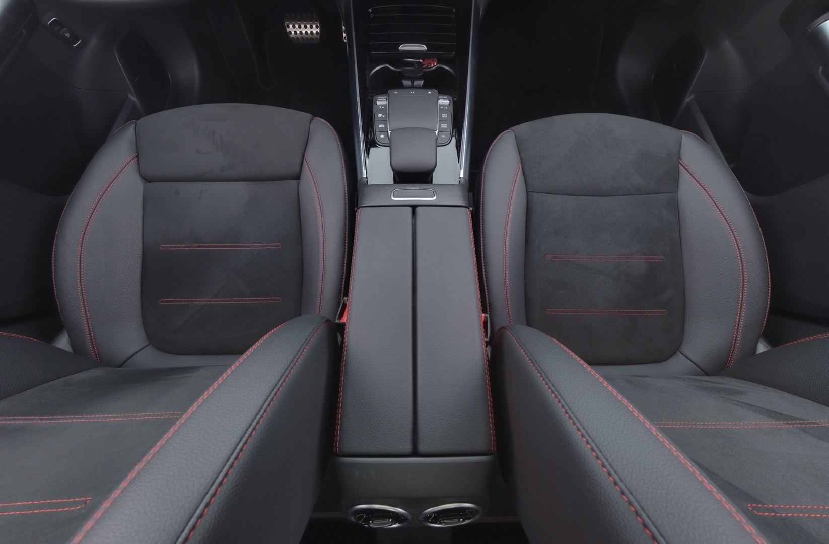 MERCEDES-BENZ EQA 2024