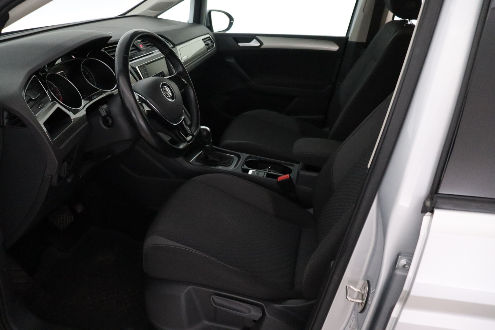 VOLKSWAGEN Touran 2016