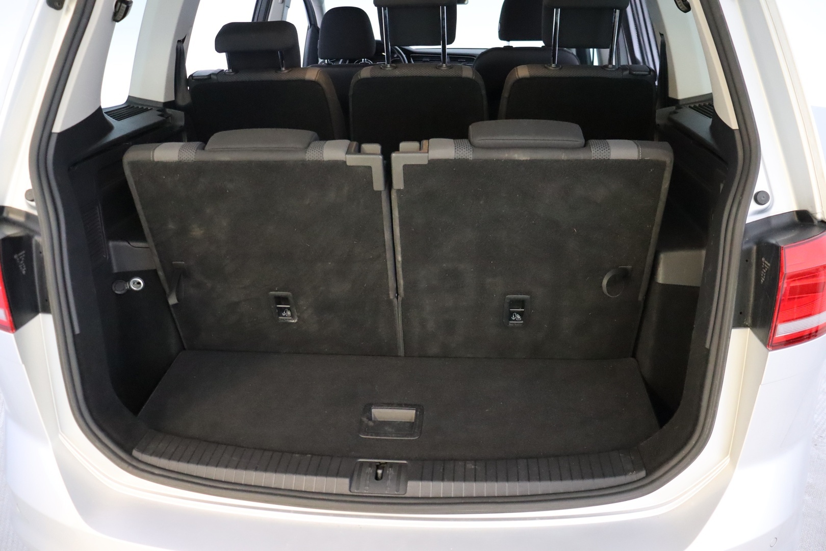 VOLKSWAGEN Touran 2016